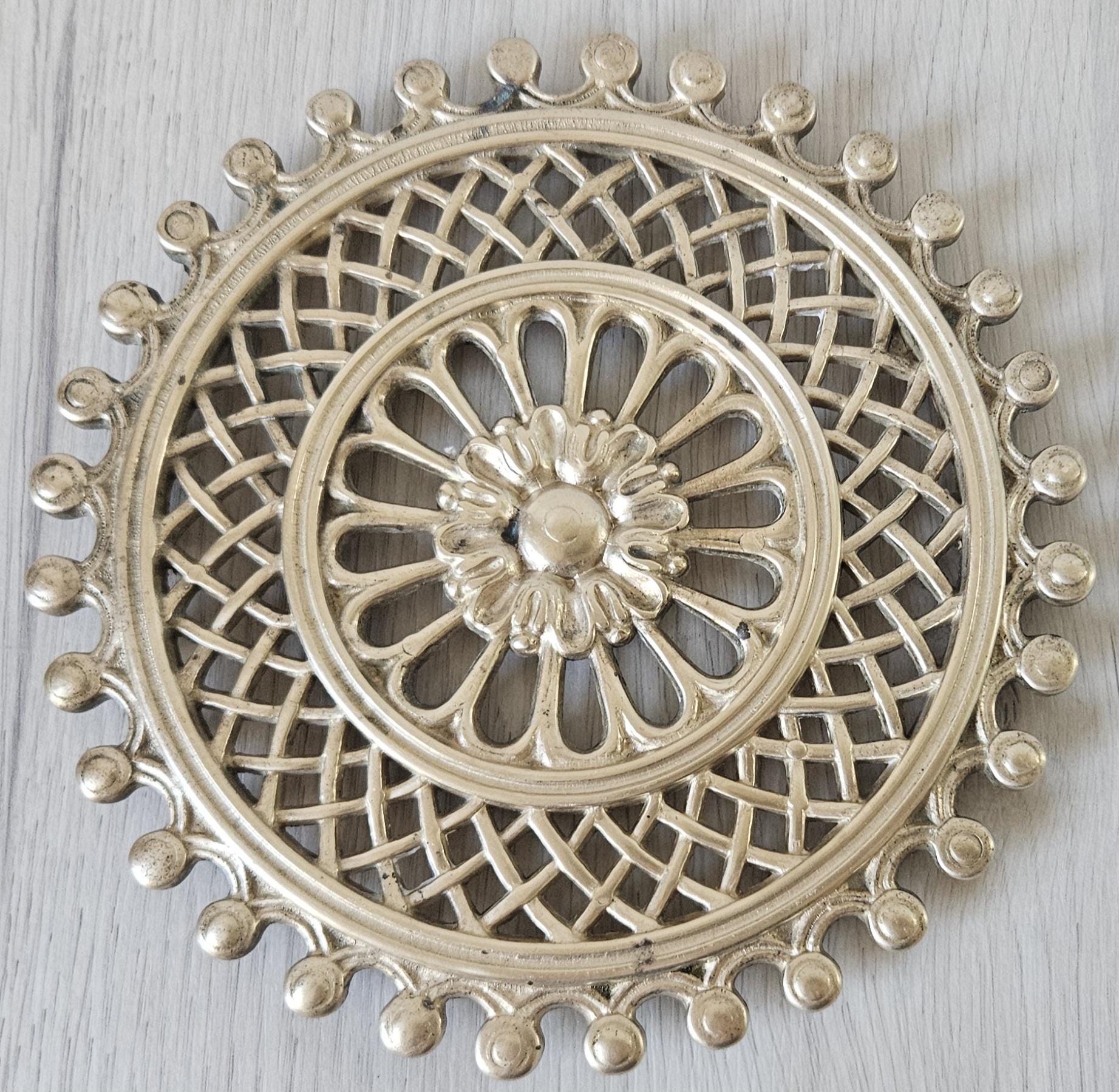 Vintage Brass Trivet Footed Rosette Design Pot Stand Kitchen Decoration Ornate Kettle Stand 18.5cm Diameter