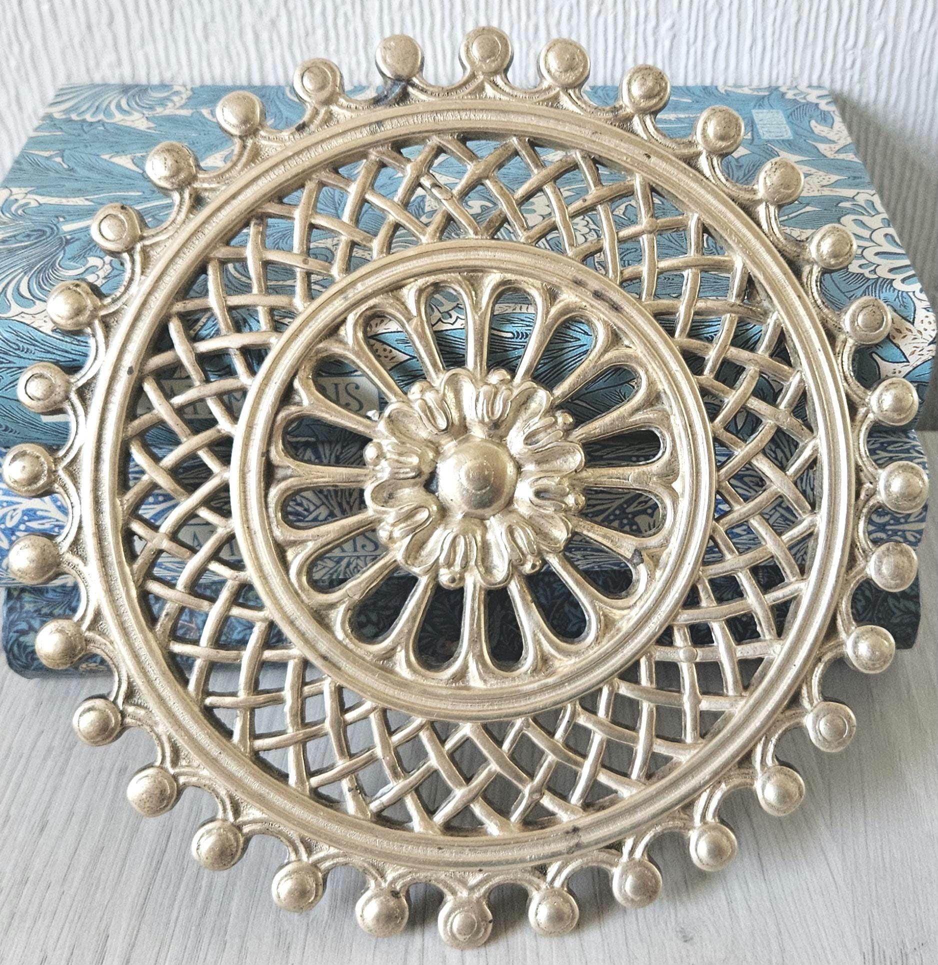 Vintage Brass Trivet Footed Rosette Design Pot Stand Kitchen Decoration Ornate Kettle Stand 18.5cm Diameter
