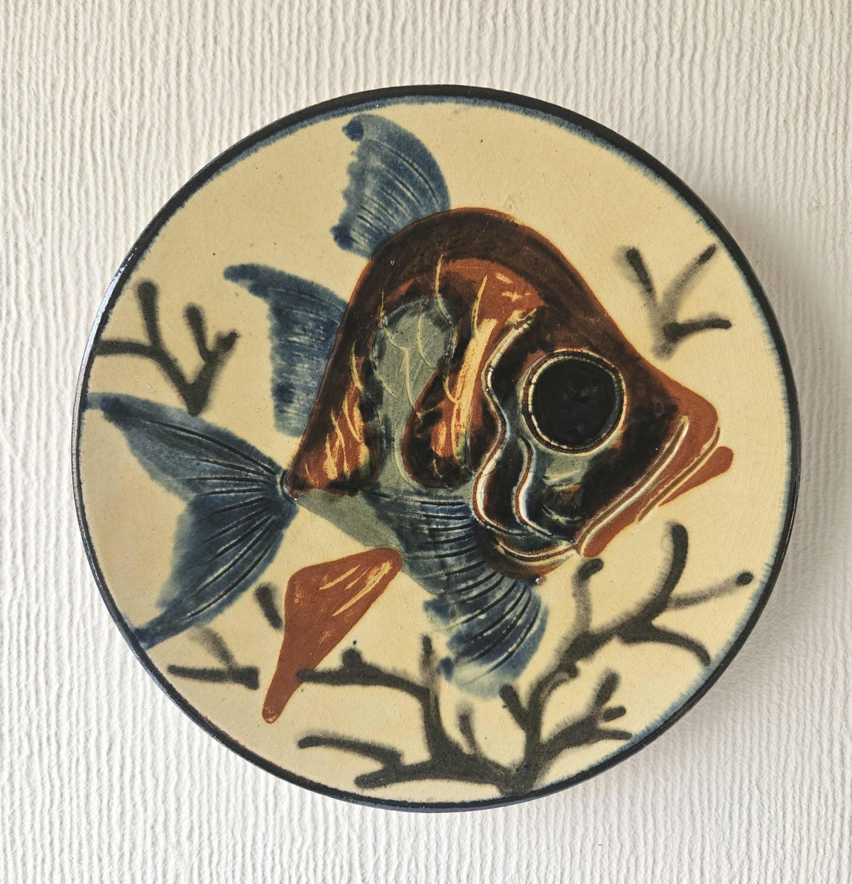 Vintage Decorative Spanish Majolica Fish Wall Plate Handpainted Glazed Earthenware Wall Art 19cm Diameter.