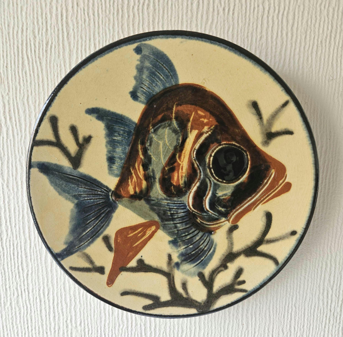 Vintage Decorative Spanish Majolica Fish Wall Plate Handpainted Glazed Earthenware Wall Art 19cm Diameter.
