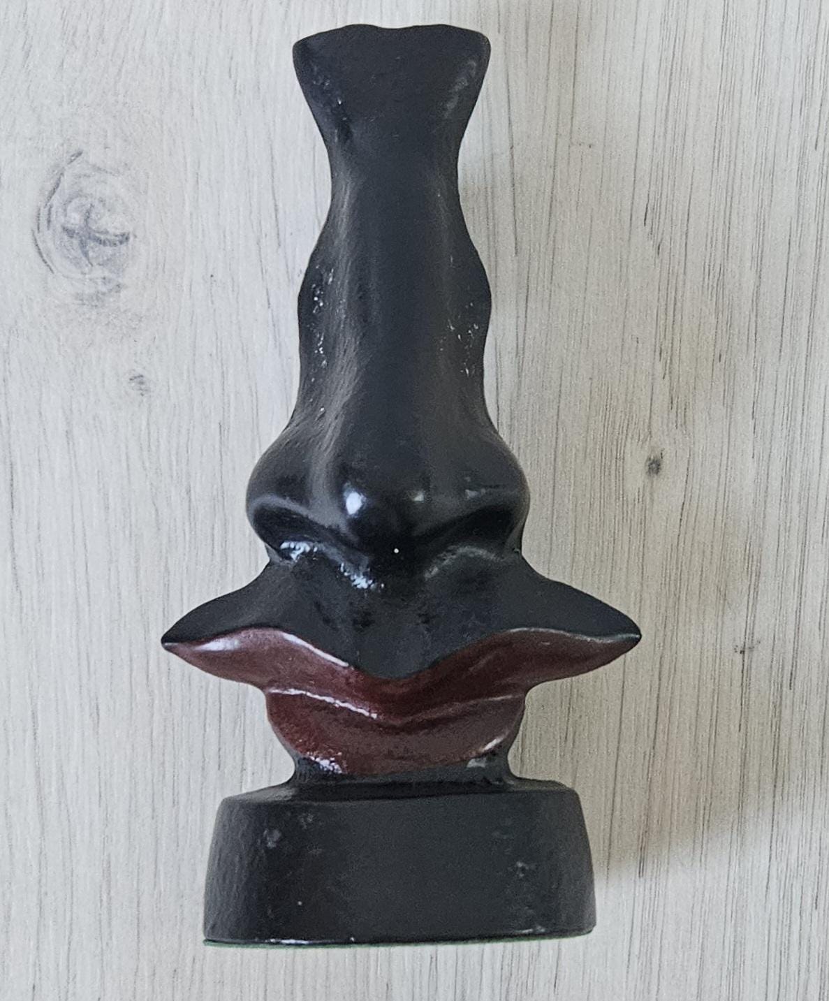 Vintage Surrealist Salvador Dali Inspired Nose Figurine Glasses Holder Vintage Black Metal Nose With Red Lips Spectacle Stand 13cm Tall