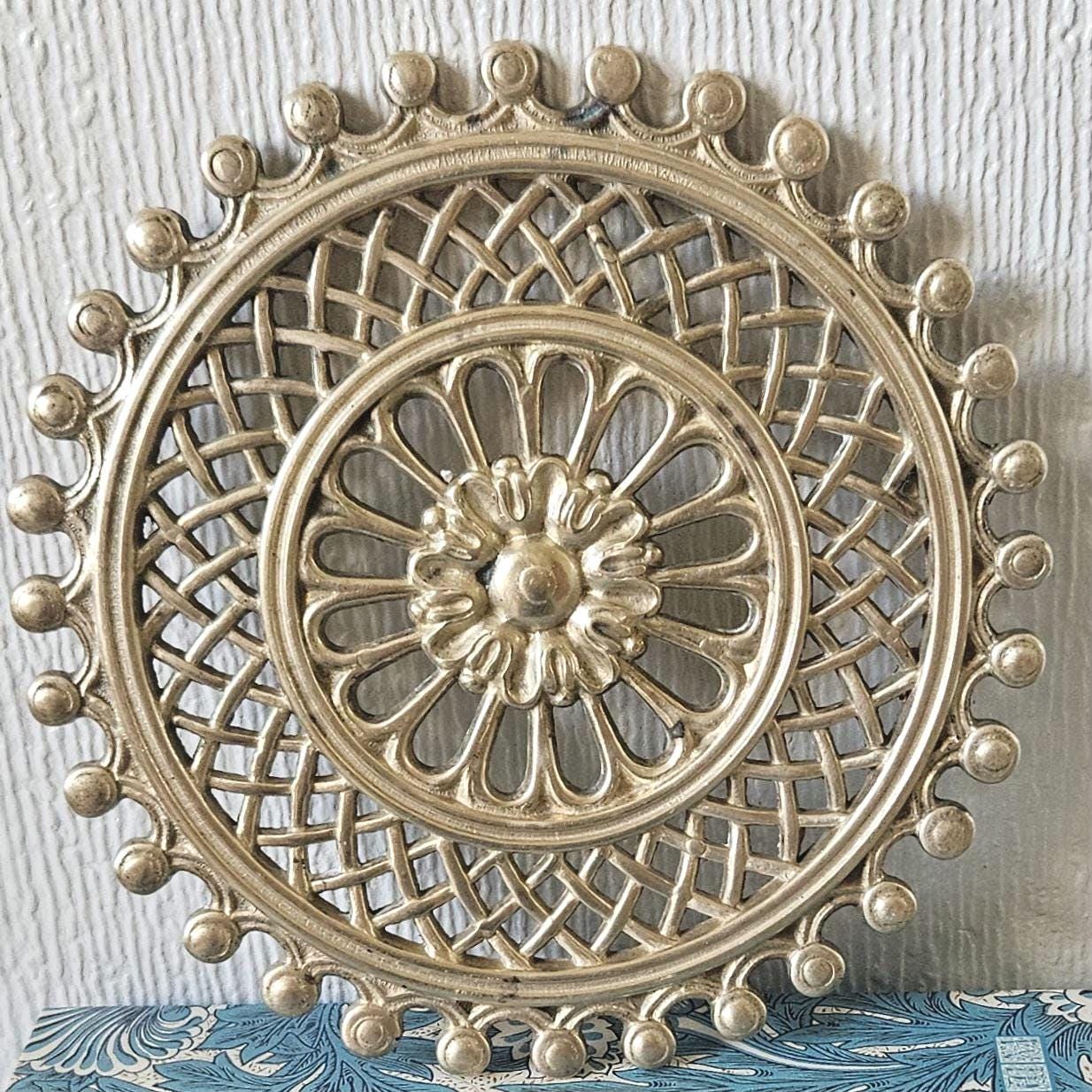 Vintage Brass Trivet Footed Rosette Design Pot Stand Kitchen Decoration Ornate Kettle Stand 18.5cm Diameter