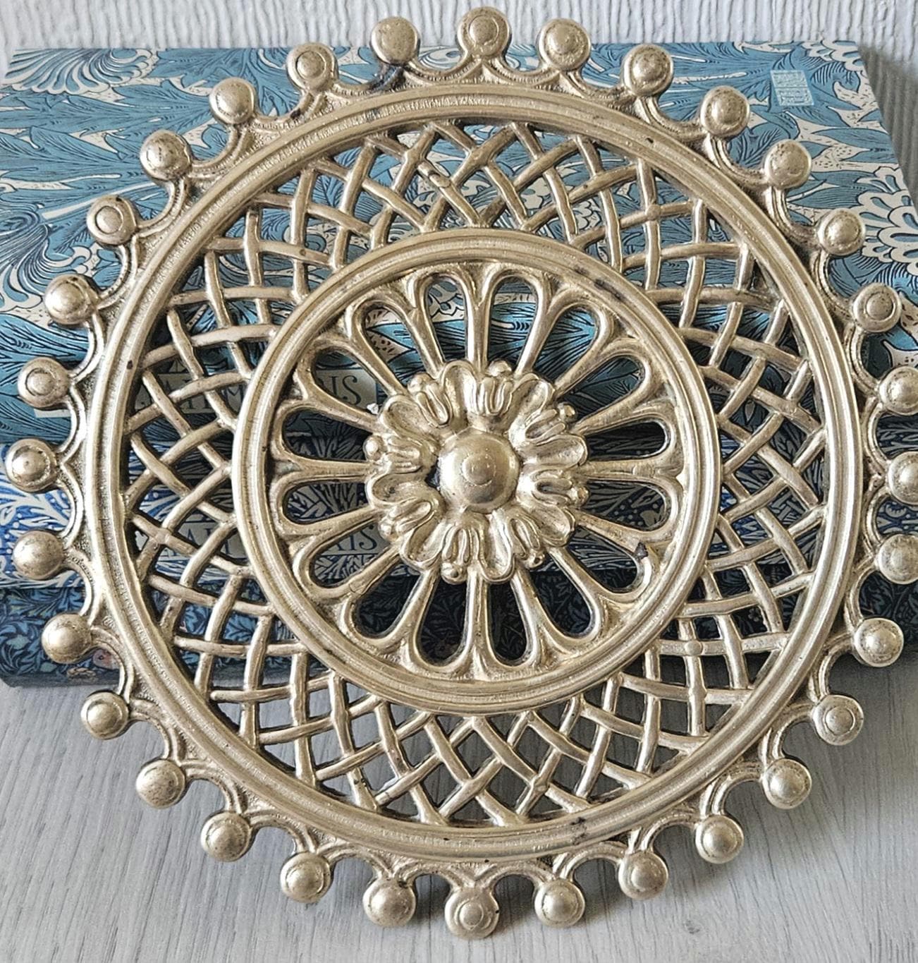 Vintage Brass Trivet Footed Rosette Design Pot Stand Kitchen Decoration Ornate Kettle Stand 18.5cm Diameter