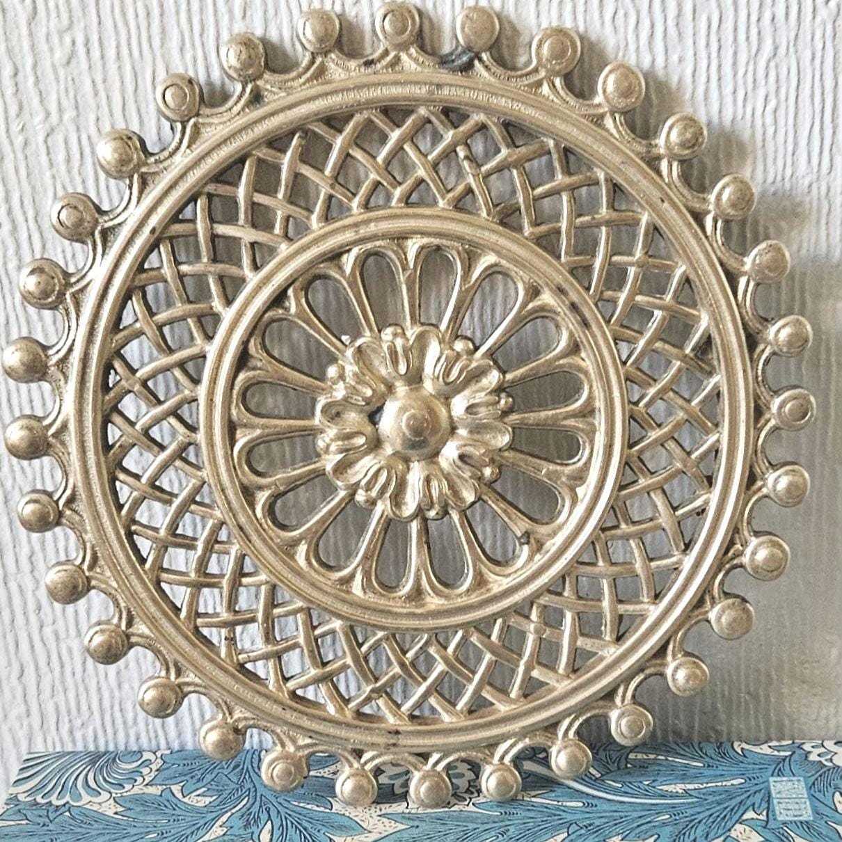Vintage Brass Trivet Footed Rosette Design Pot Stand Kitchen Decoration Ornate Kettle Stand 18.5cm Diameter