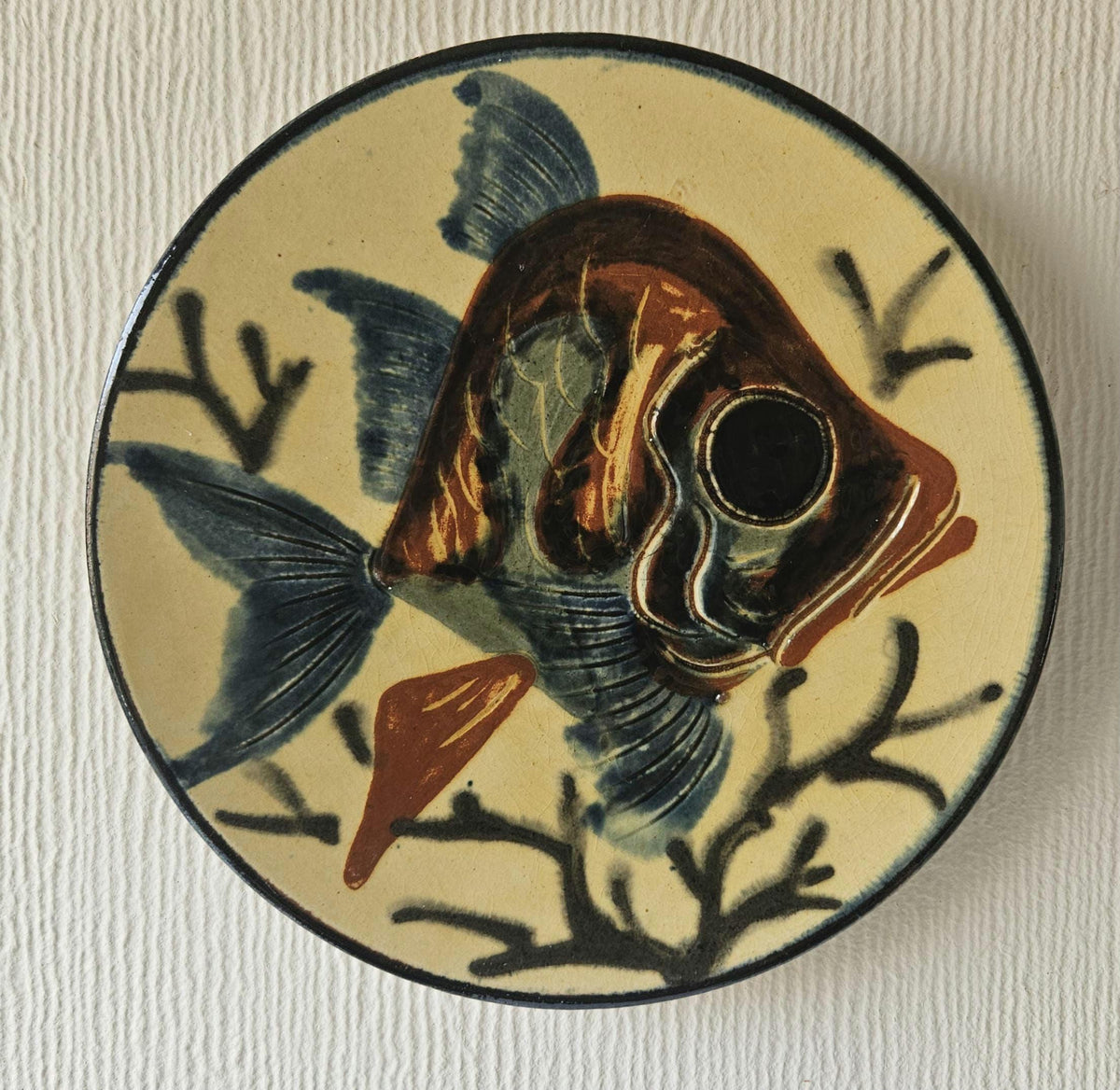 Vintage Decorative Spanish Majolica Fish Wall Plate Handpainted Glazed Earthenware Wall Art 19cm Diameter.