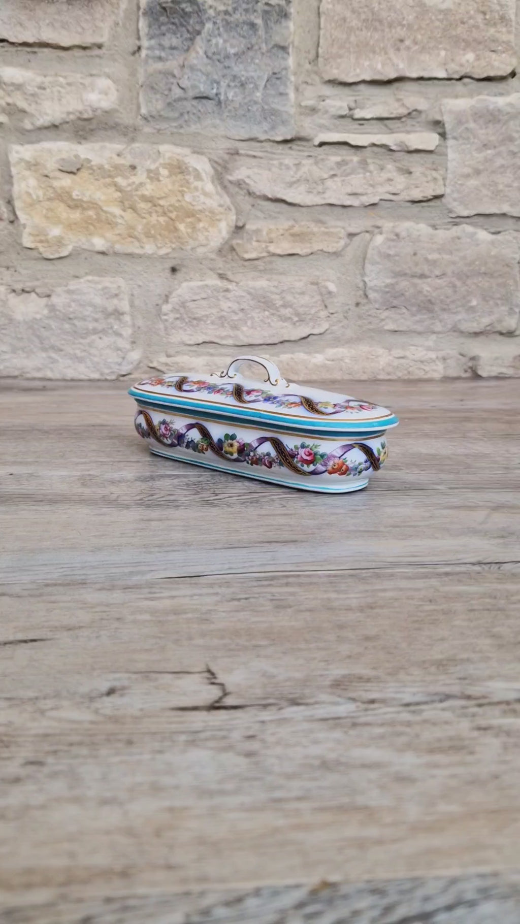 An Exceptional 19th-Century "Old Paris" (Vieux Paris) Porcelain Lidded Vanity Box, Attributed to the Workshop of Jacob Petit (c. 1840–1860)