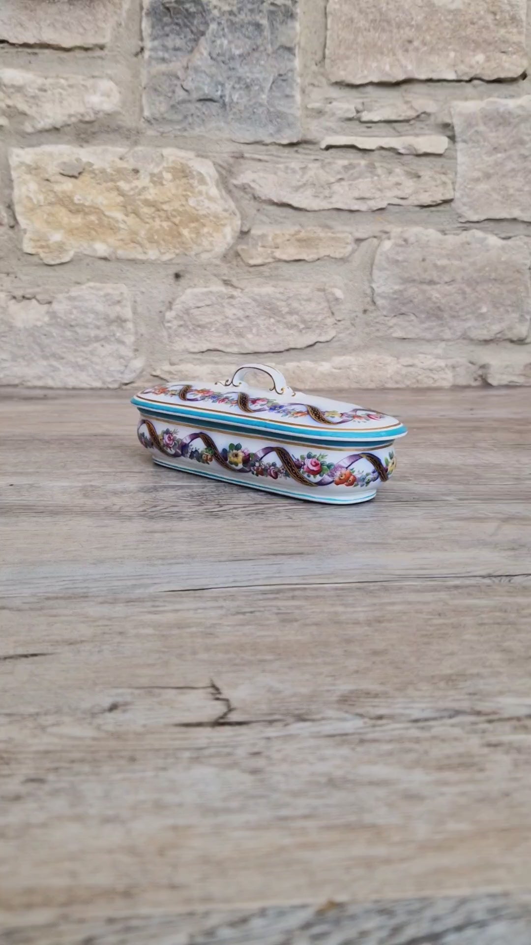 An Exceptional 19th-Century "Old Paris" (Vieux Paris) Porcelain Lidded Vanity Box, Attributed to the Workshop of Jacob Petit (c. 1840–1860)