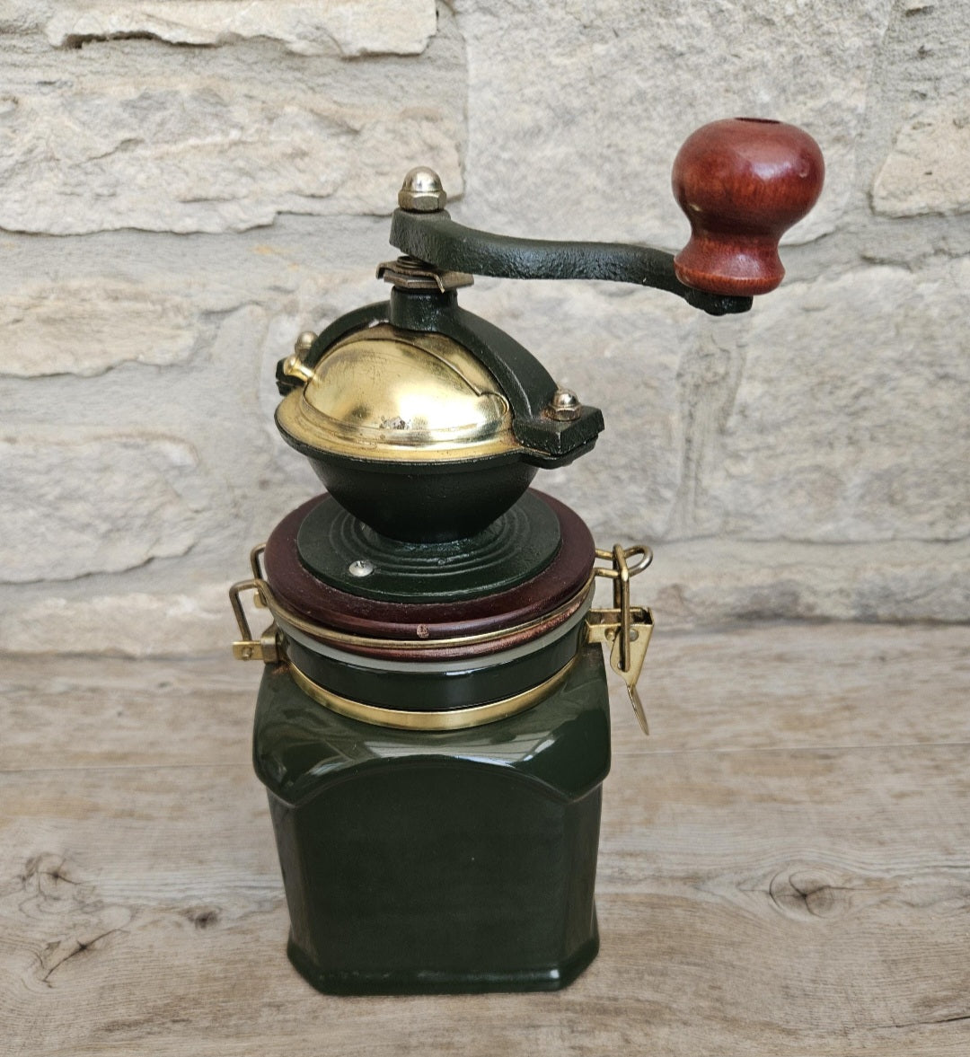 Vintage Harrods London Manual Coffee Grinder Green Gold Logo Retro Manual Mill Collectible Kitchen Decor