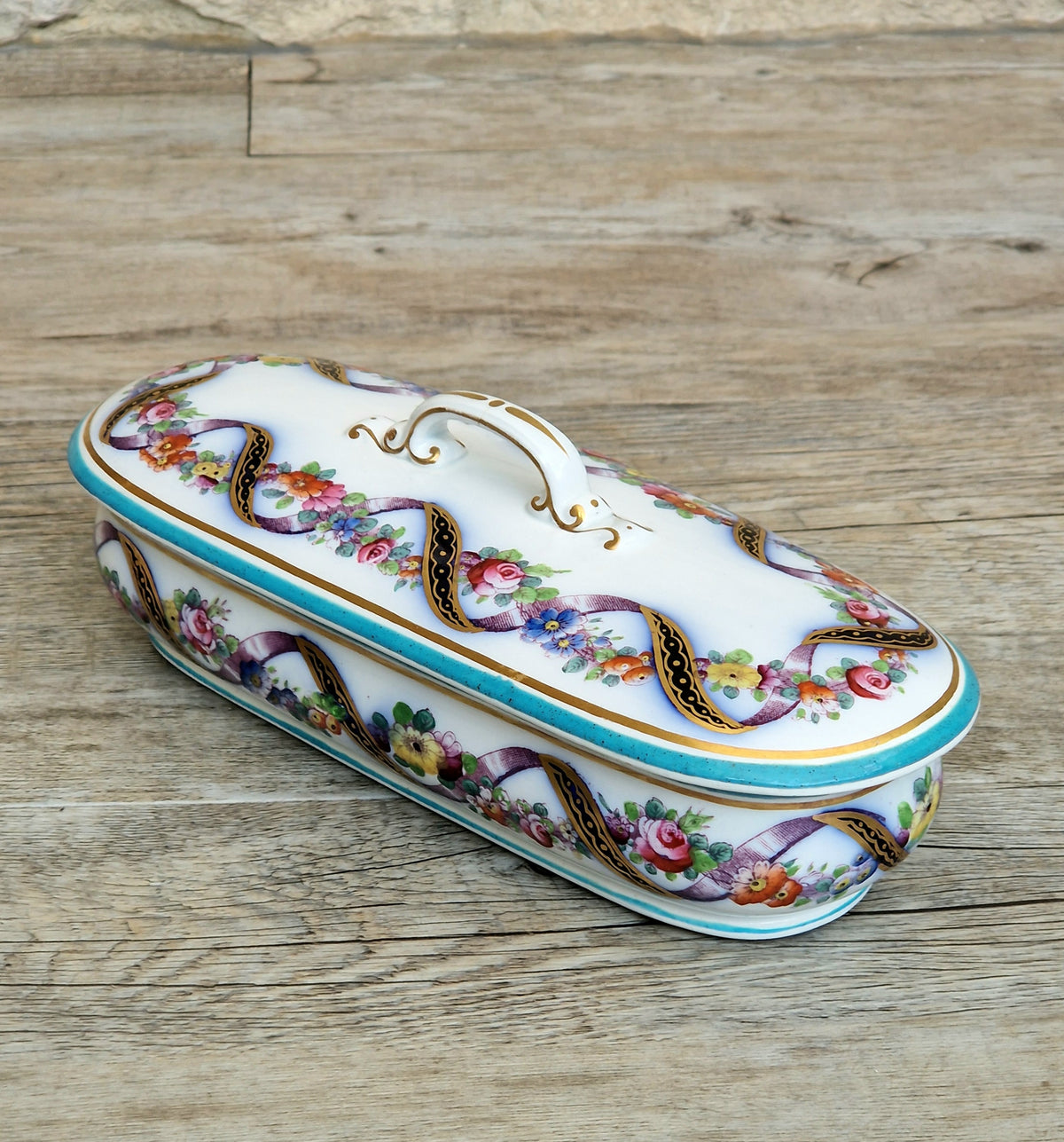 An Exceptional 19th-Century "Old Paris" (Vieux Paris) Porcelain Lidded Vanity Box, Attributed to the Workshop of Jacob Petit (c. 1840–1860)