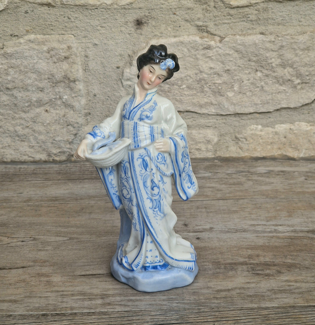 Antique German Chinoiserie Porcelain Geisha Spill Vase, 16cm Blue White Figurine Model 376