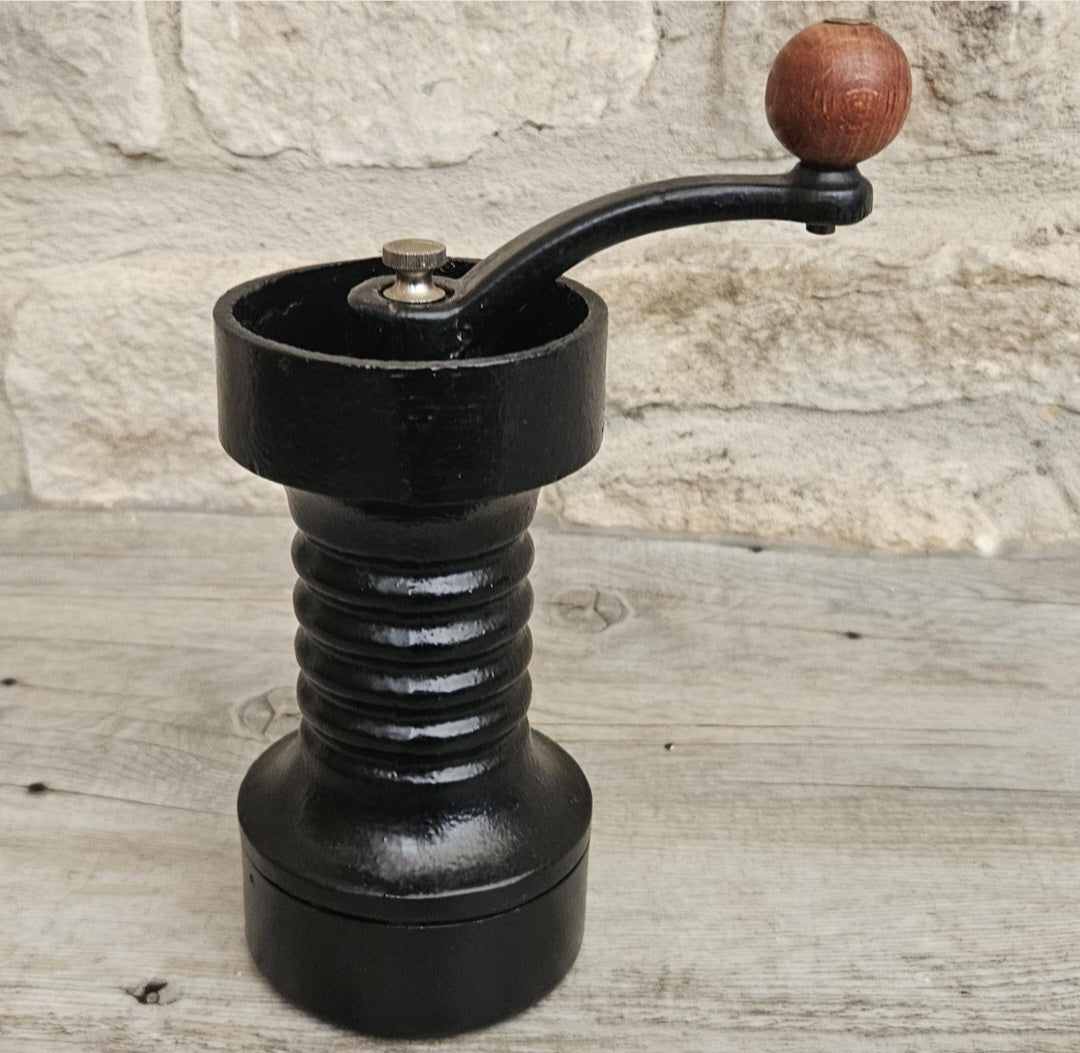Vintage Cast Iron Manual Coffee Grinder Made in Italy Black Tre-Spade Hand Crank Coffee Grinder
