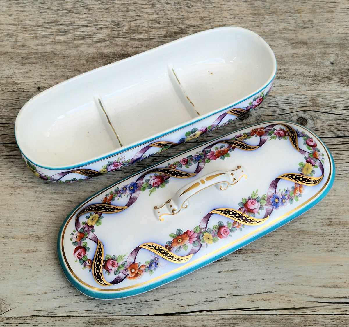 An Exceptional 19th-Century "Old Paris" (Vieux Paris) Porcelain Lidded Vanity Box, Attributed to the Workshop of Jacob Petit (c. 1840–1860)