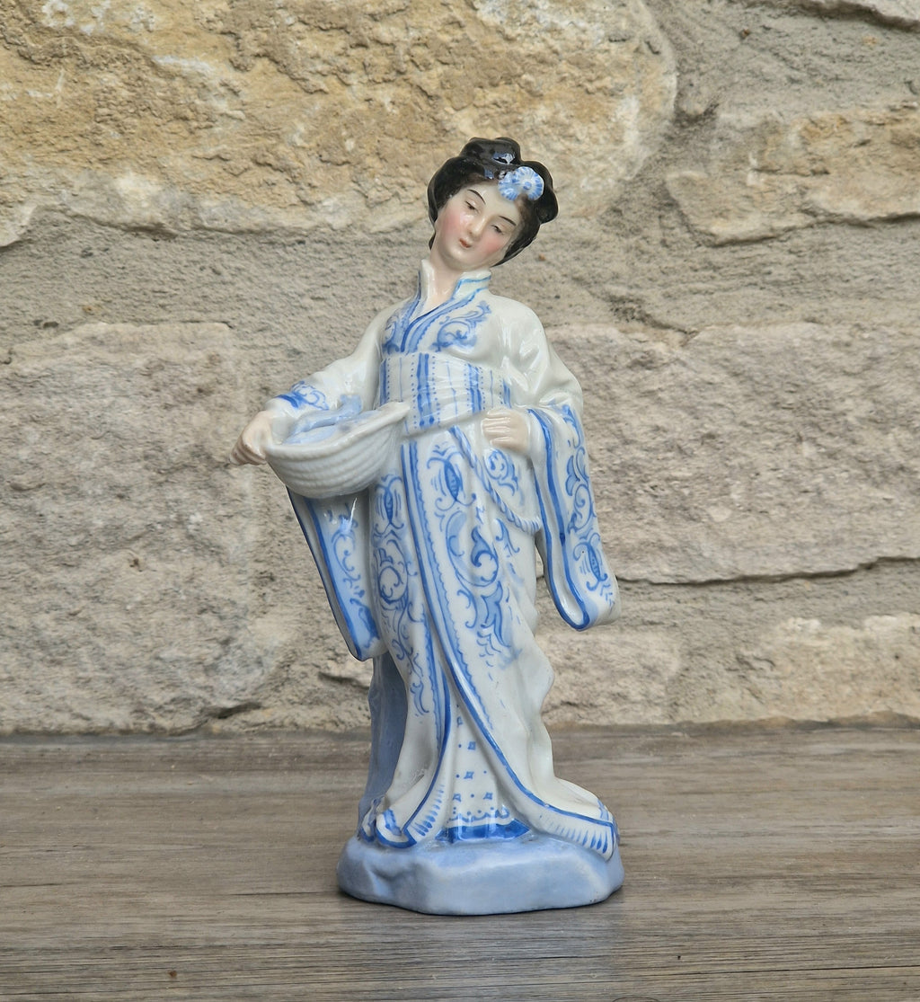 Antique German Chinoiserie Porcelain Geisha Spill Vase, 16cm Blue White Figurine Model 376