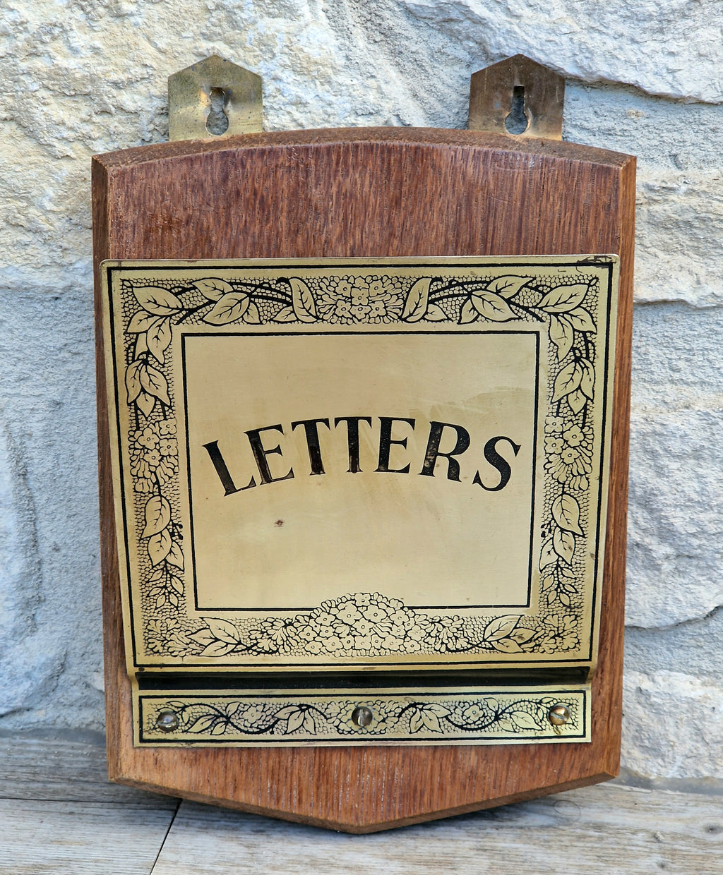 Antique Arts & Crafts Brass And Quarter Sawn Oak Gentleman's Wall Single Shield Letter Rack