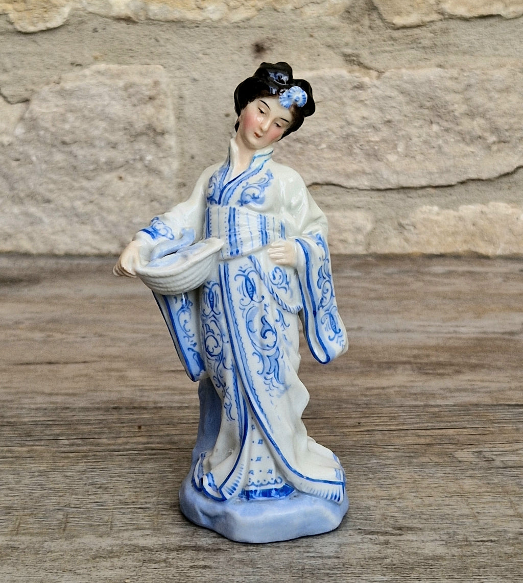 Antique German Chinoiserie Porcelain Geisha Spill Vase, 16cm Blue White Figurine Model 376
