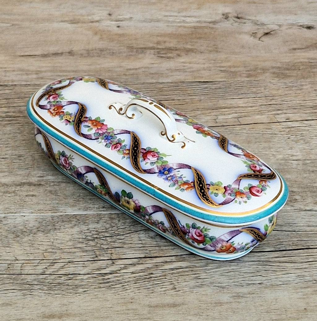 An Exceptional 19th-Century "Old Paris" (Vieux Paris) Porcelain Lidded Vanity Box, Attributed to the Workshop of Jacob Petit (c. 1840–1860)