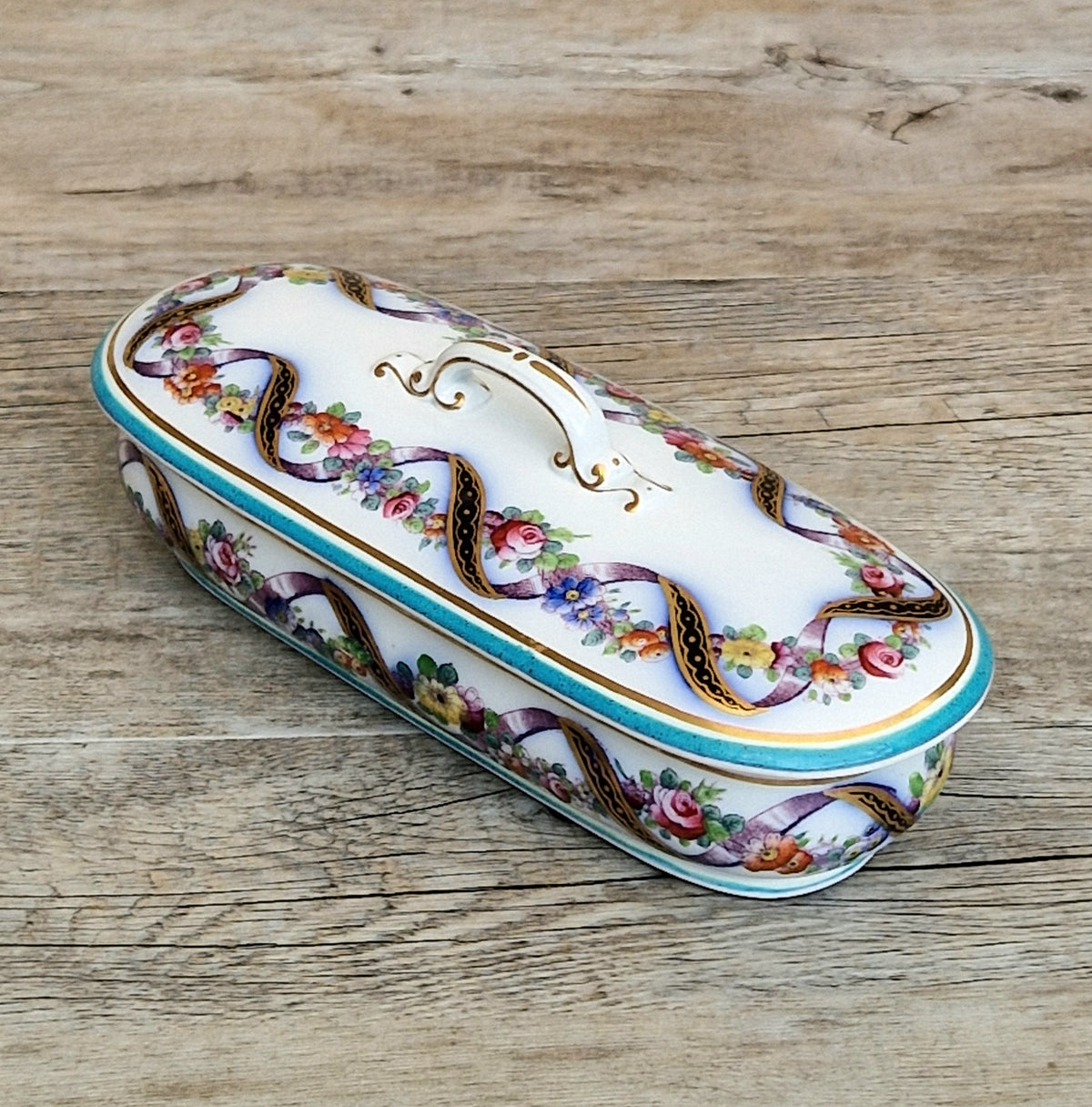 An Exceptional 19th-Century "Old Paris" (Vieux Paris) Porcelain Lidded Vanity Box, Attributed to the Workshop of Jacob Petit (c. 1840–1860)