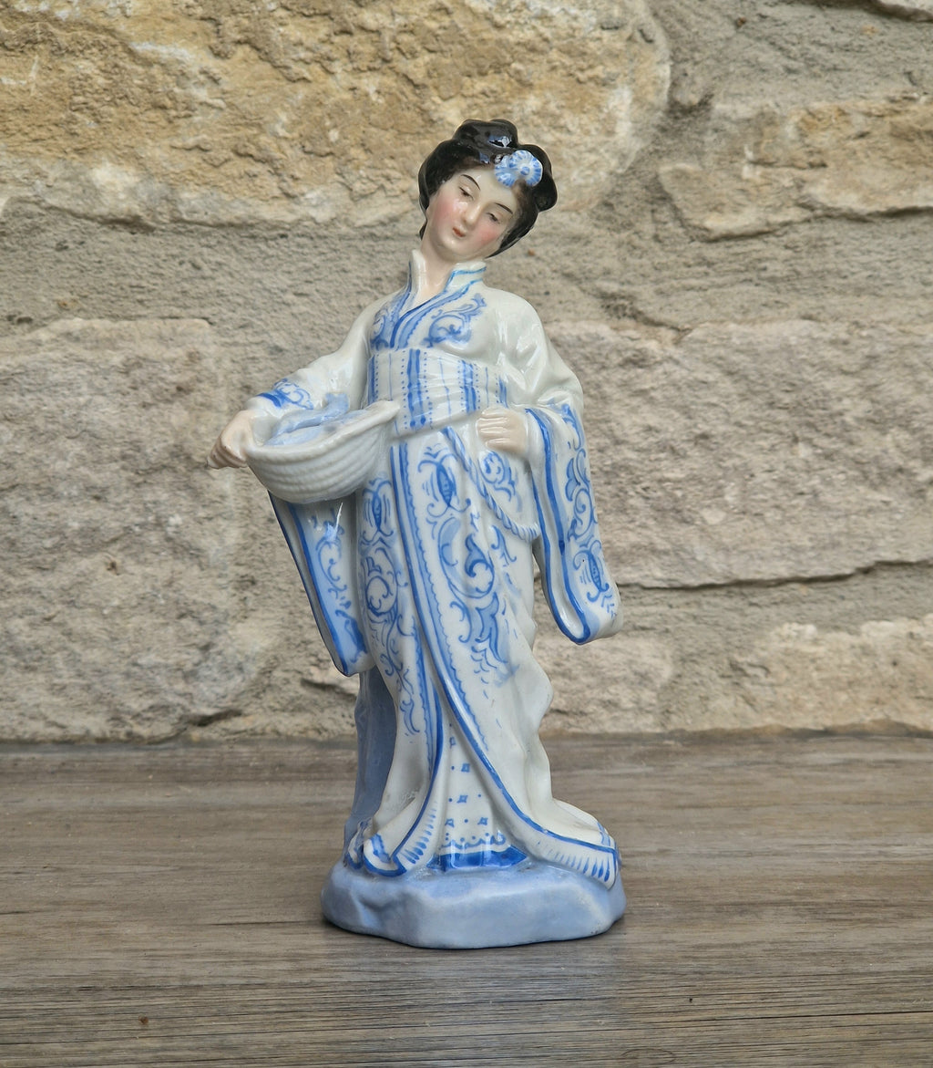 Antique German Chinoiserie Porcelain Geisha Spill Vase, 16cm Blue White Figurine Model 376