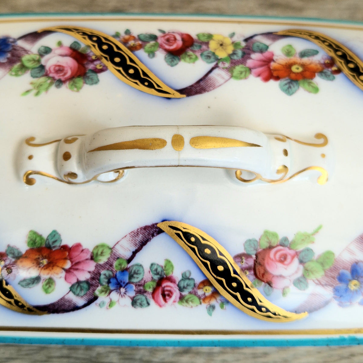 An Exceptional 19th-Century "Old Paris" (Vieux Paris) Porcelain Lidded Vanity Box, Attributed to the Workshop of Jacob Petit (c. 1840–1860)