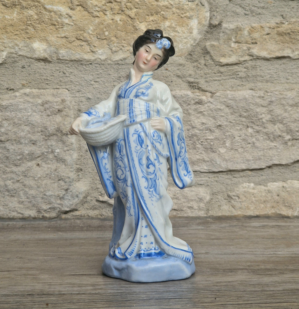 Antique German Chinoiserie Porcelain Geisha Spill Vase, 16cm Blue White Figurine Model 376