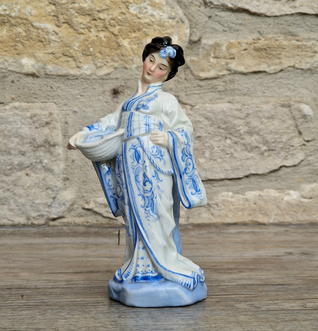 Antique German Chinoiserie Porcelain Geisha Spill Vase, 16cm Blue White Figurine Model 376