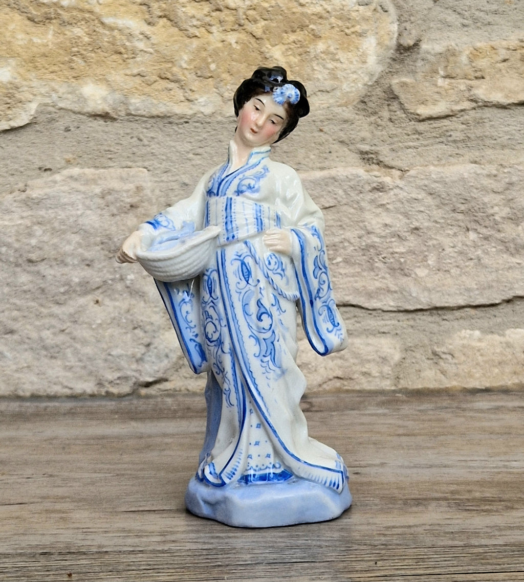 Antique German Chinoiserie Porcelain Geisha Spill Vase, 16cm Blue White Figurine Model 376