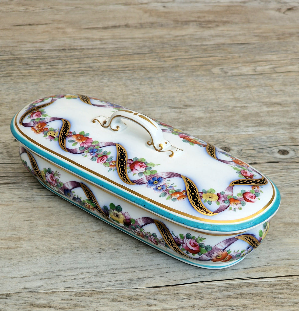 An Exceptional 19th-Century "Old Paris" (Vieux Paris) Porcelain Lidded Vanity Box, Attributed to the Workshop of Jacob Petit (c. 1840–1860)