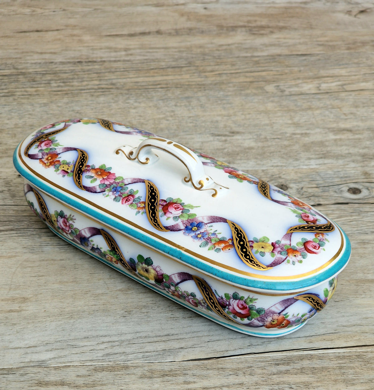 An Exceptional 19th-Century "Old Paris" (Vieux Paris) Porcelain Lidded Vanity Box, Attributed to the Workshop of Jacob Petit (c. 1840–1860)