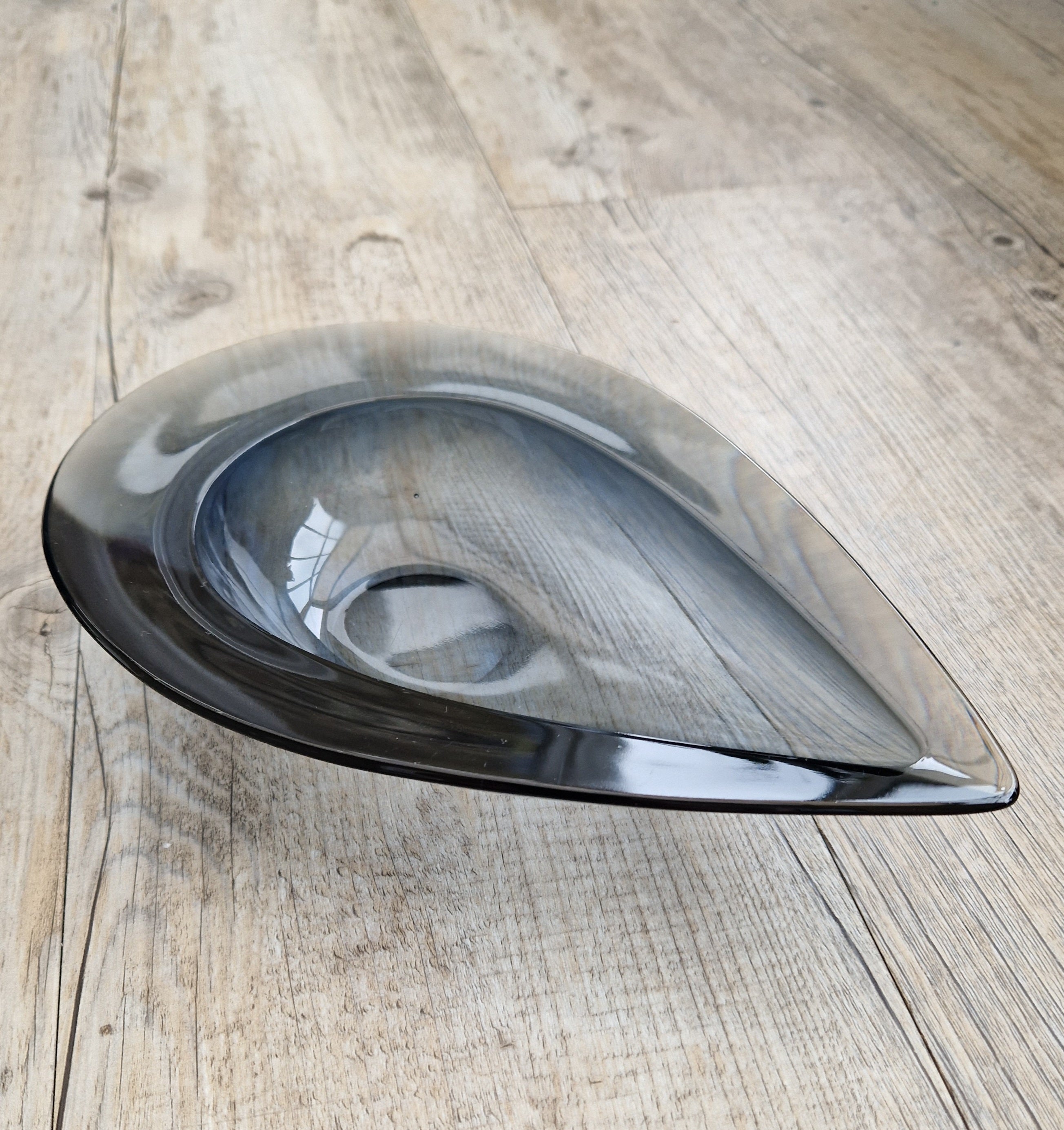 Sasaki Glass Teardrop Bowl: Mid-Century Modern Design