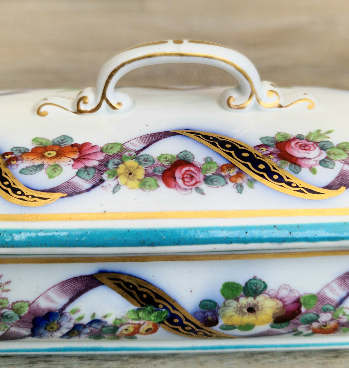 An Exceptional 19th-Century "Old Paris" (Vieux Paris) Porcelain Lidded Vanity Box, Attributed to the Workshop of Jacob Petit (c. 1840–1860)