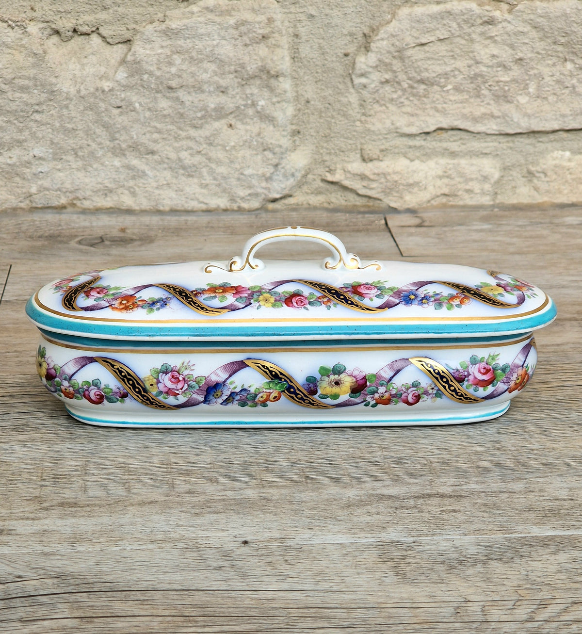 An Exceptional 19th-Century "Old Paris" (Vieux Paris) Porcelain Lidded Vanity Box, Attributed to the Workshop of Jacob Petit (c. 1840–1860)