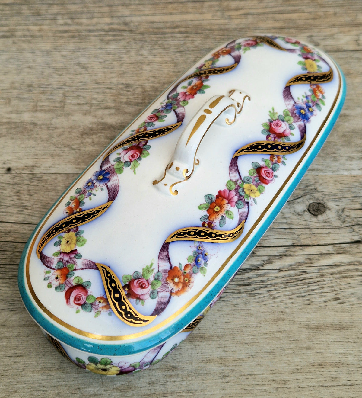 An Exceptional 19th-Century "Old Paris" (Vieux Paris) Porcelain Lidded Vanity Box, Attributed to the Workshop of Jacob Petit (c. 1840–1860)
