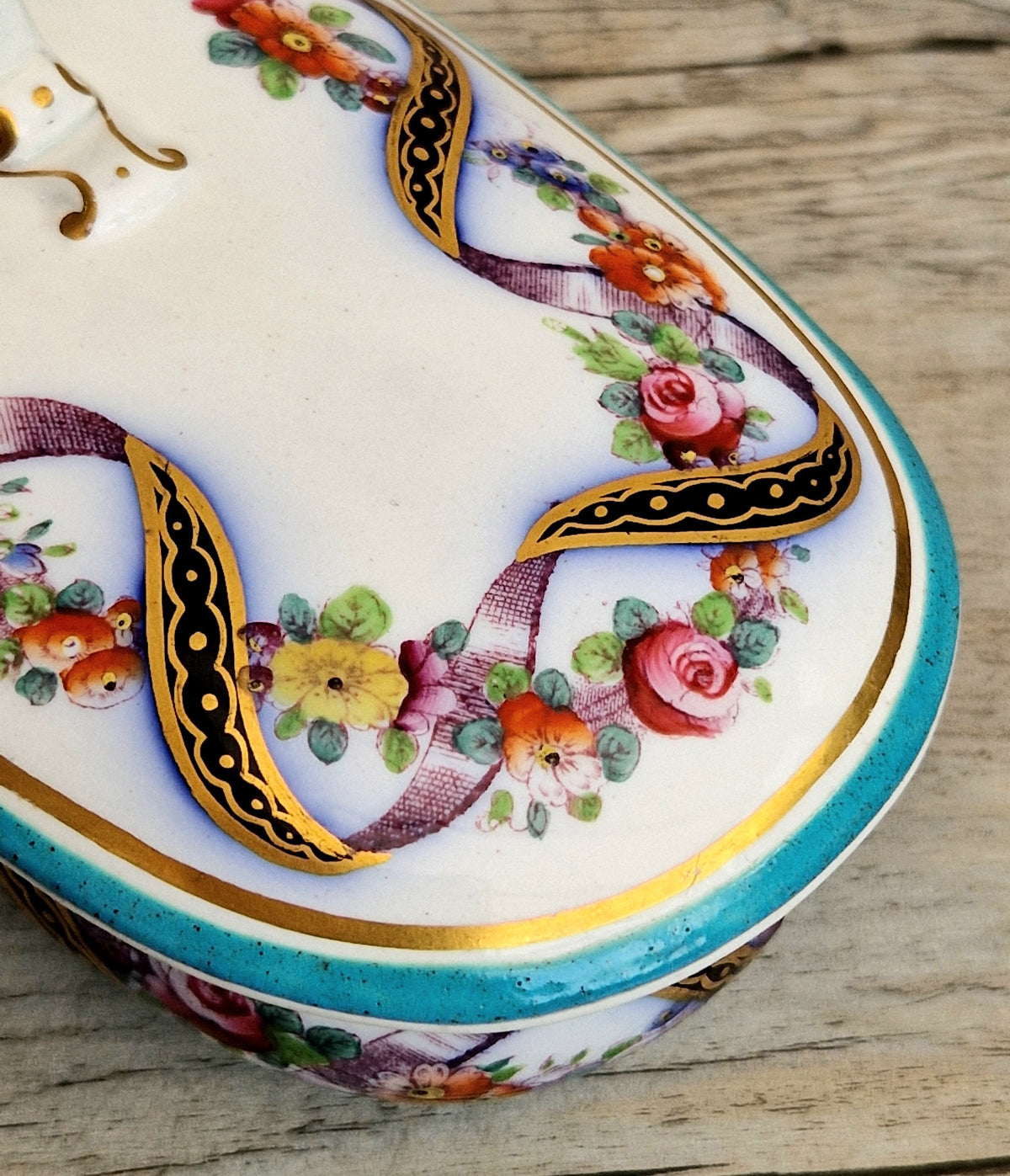 An Exceptional 19th-Century "Old Paris" (Vieux Paris) Porcelain Lidded Vanity Box, Attributed to the Workshop of Jacob Petit (c. 1840–1860)