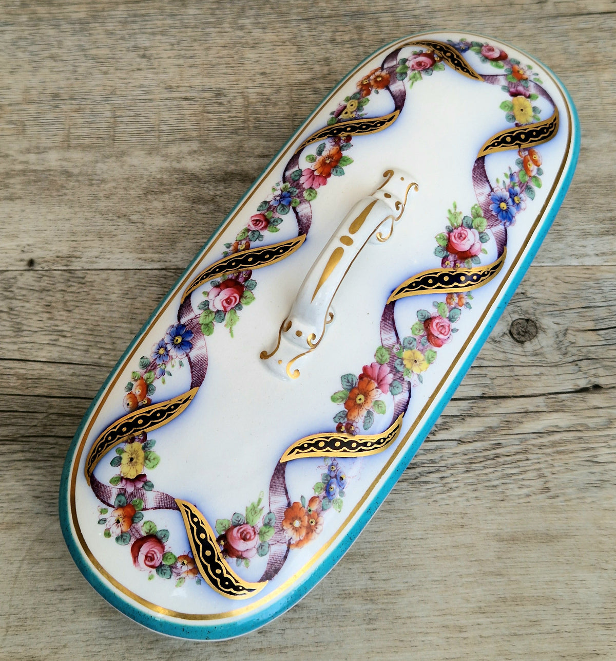An Exceptional 19th-Century "Old Paris" (Vieux Paris) Porcelain Lidded Vanity Box, Attributed to the Workshop of Jacob Petit (c. 1840–1860)
