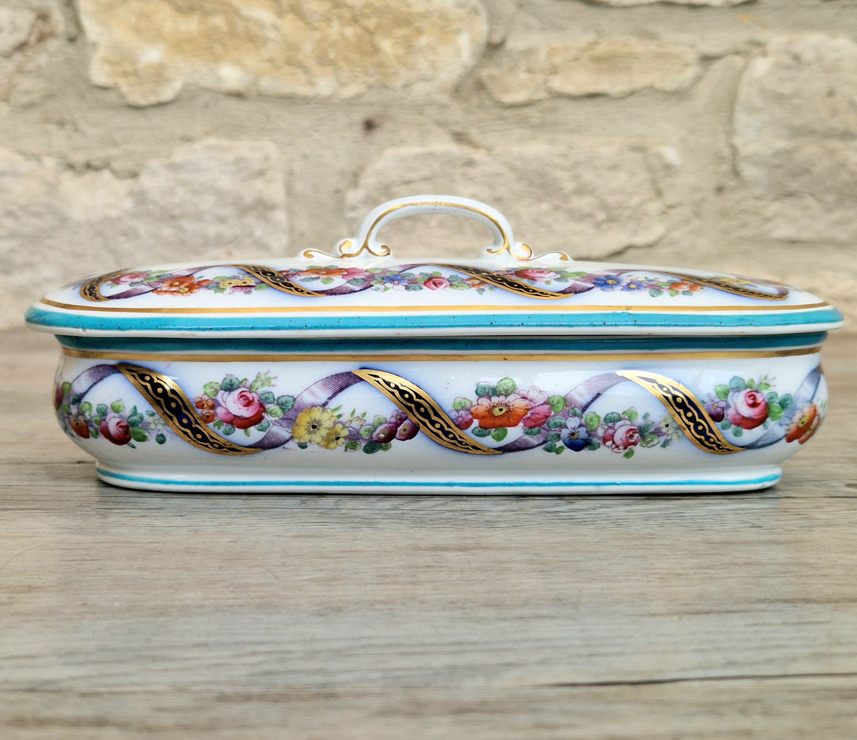 An Exceptional 19th-Century "Old Paris" (Vieux Paris) Porcelain Lidded Vanity Box, Attributed to the Workshop of Jacob Petit (c. 1840–1860)