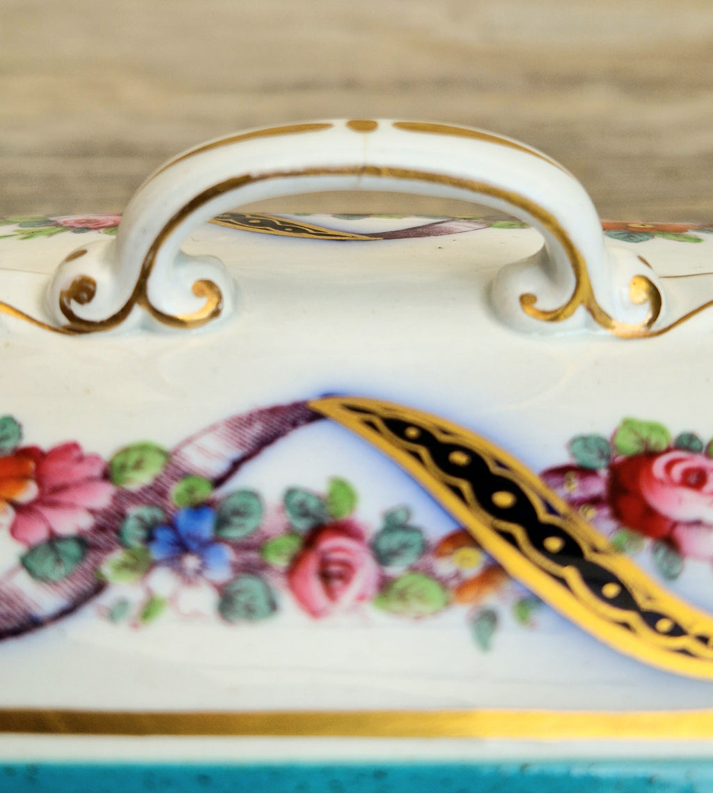 An Exceptional 19th-Century "Old Paris" (Vieux Paris) Porcelain Lidded Vanity Box, Attributed to the Workshop of Jacob Petit (c. 1840–1860)
