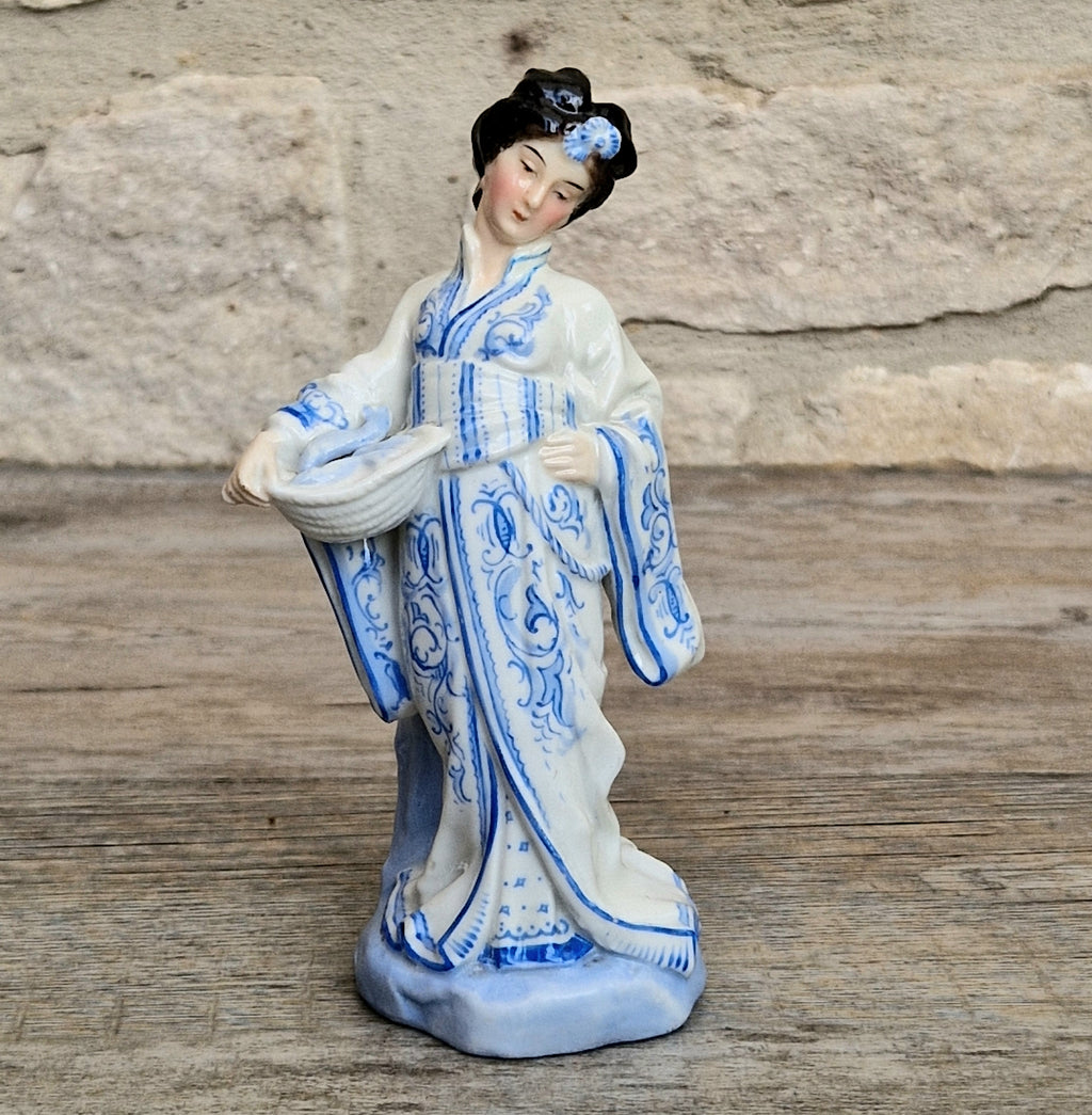 Antique German Chinoiserie Porcelain Geisha Spill Vase, 16cm Blue White Figurine Model 376