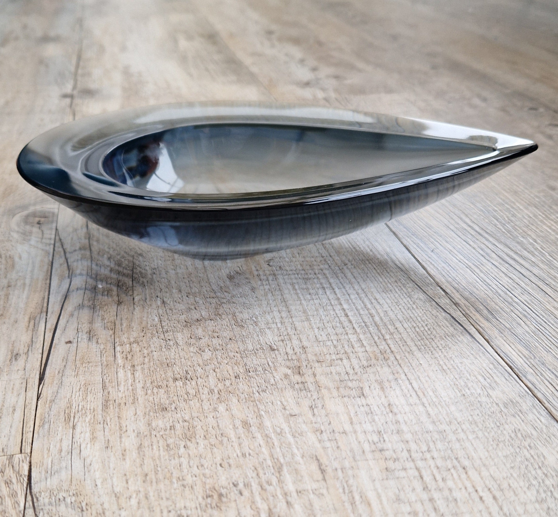 Sasaki Glass Teardrop Bowl: Mid-Century Modern Design