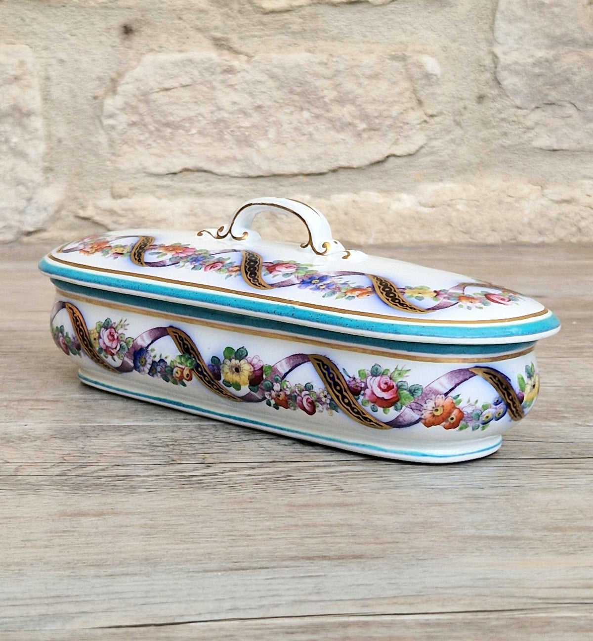 An Exceptional 19th-Century "Old Paris" (Vieux Paris) Porcelain Lidded Vanity Box, Attributed to the Workshop of Jacob Petit (c. 1840–1860)